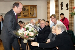 Monsieur Maurice Tornay, Conseiller d'Etat, transmet les félicitations officielles à la Centenaire et lui offre des fleurs
