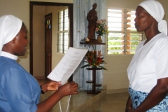 Sr Marie-Chantal, supérieure régionale, accueille la nouvelle novice