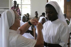 Sr Gilberte, maîtresse des novices, remet la croix à Sr Nadège