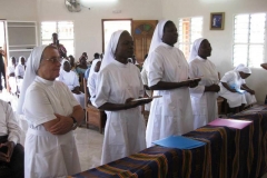 Sr Nadège et Sr Esther ont reçu les Constitutions des Srs de Ste-Ursule