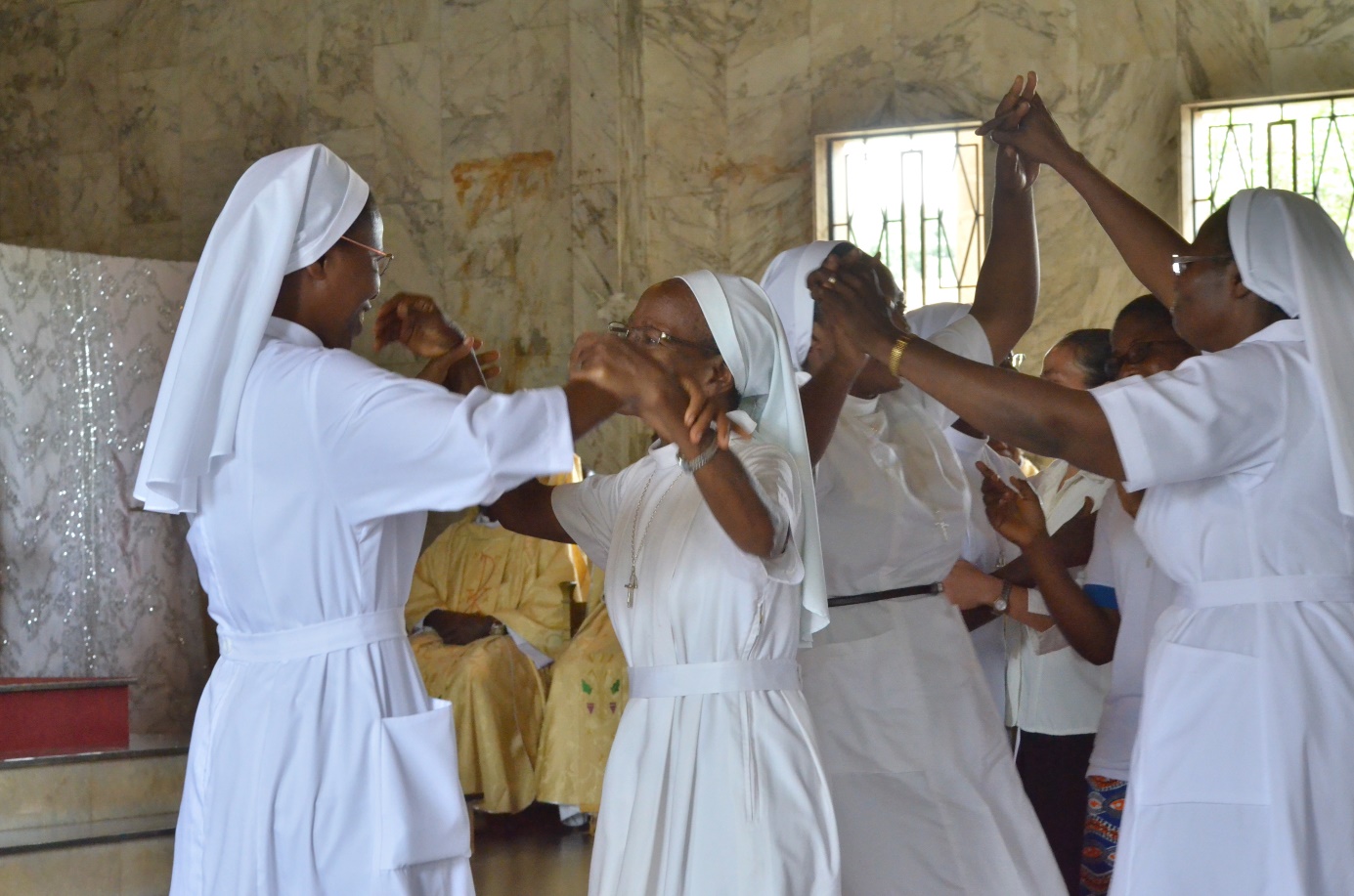 La communauté des sœurs accueil les jeunes professes perpétuelles