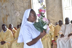 Sr Jeannette et la croix sur un bouquet de roses