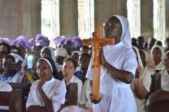 Sr Dorcas et la croix du Christ Victorieux