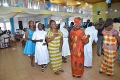 Le chantre Philippe de la cathédrale fait danser les invités.