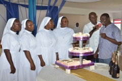 Le gâteau offert par les frères de la charité