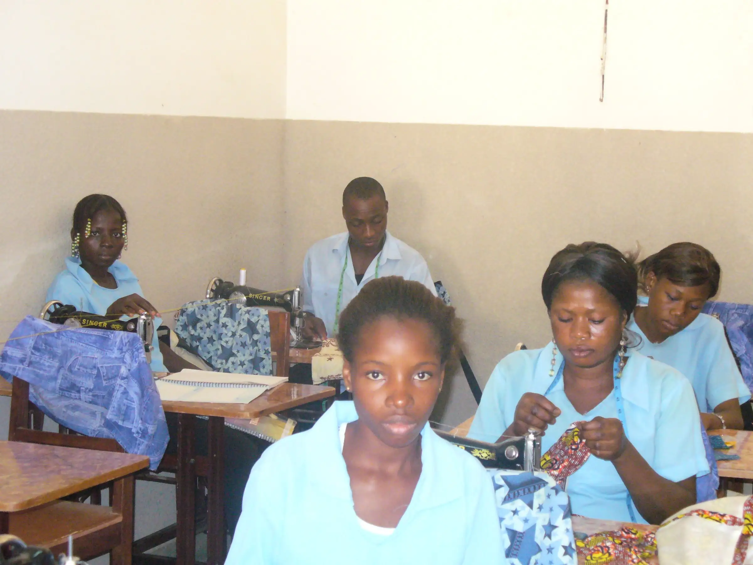 Jeunes femmes à l’atelier de couture de Bouaké