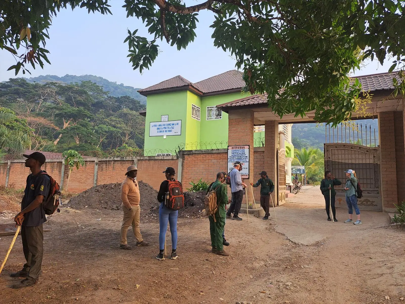 Des visiteurs à l’entrée du Complexe de Sérédou