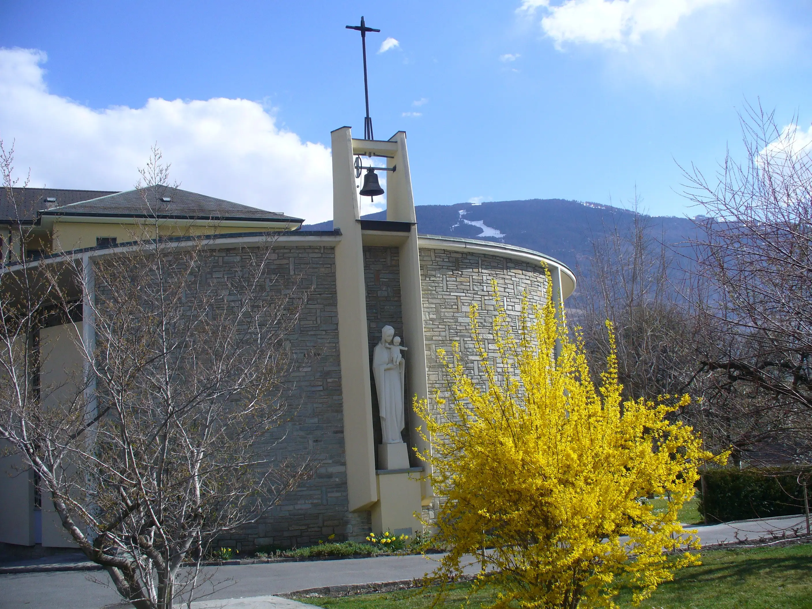La chapelle de la Maison-Mère au printemps, à Sion